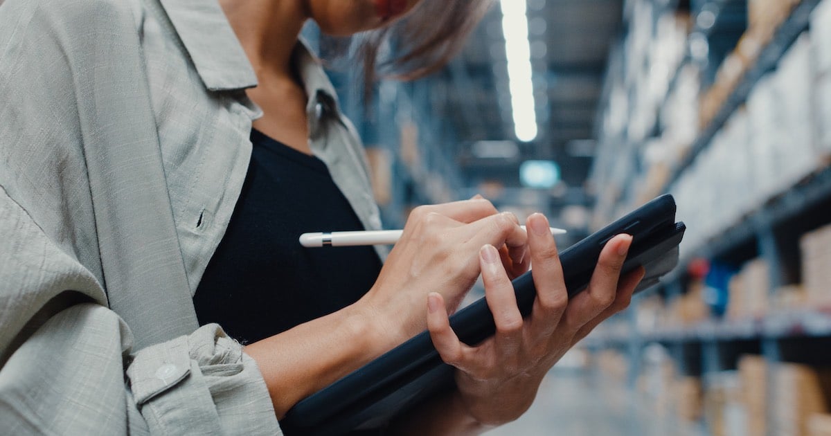 woman using digital checklist to optimize inventory management 